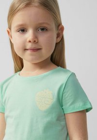 Miętowa bawełniana koszulka t-shirt z jas Yellow grafiką truskawki w okularach na klatce piersiowej. Krótkie rękawy i okrągły dekolt.