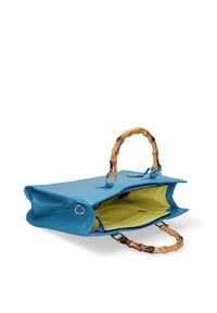 Borsa a tracolla in pelle blu con manico in bambù e interno giallo. Presenta una chiusura con zip e tasche interne per l'organizzazione.
