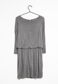 Vestido largo de manga larga en gris, hecho de una tela suave y ligera. Presenta un escote redondeado, cintura elástica y un detalle de cremallera en la parte posterior.