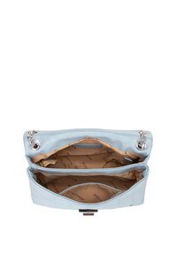 Borsa a tracolla in pelle azzurro chiaro con design trapuntato, dotata di hardware argentato e un ampio interno con più scomparti e una fodera in tessuto.