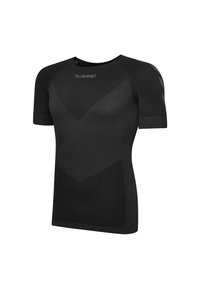 T-shirt de sport noir à manches courtes avec texture côtelée, motifs en chevron et logo Hummel au niveau du col. Design extensible et ajusté.