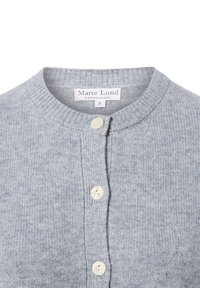 Lichtgrijze cardigan met een ronde halslijn, ribbelstructuur en drie knoopsluitingen. Etiket zegt "Marie Lund Copenhagen," maat S.