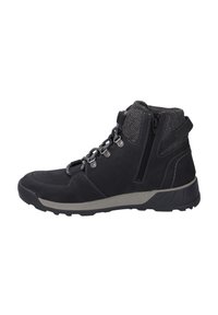 Bota de senderismo negra con un exterior de cuero suave, cuello texturizado, cierre de cremallera, ojetes de metal y una suela de goma resistente.