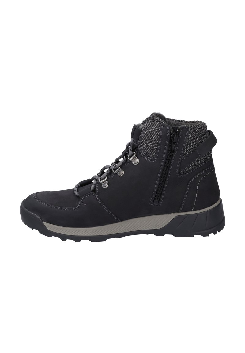 Bota de senderismo negra con un exterior de cuero suave, cuello texturizado, cierre de cremallera, ojetes de metal y una suela de goma resistente.