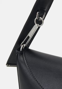 Calvin Klein SOFT SCULPT BUCKET BAG - Bolso de mano - black