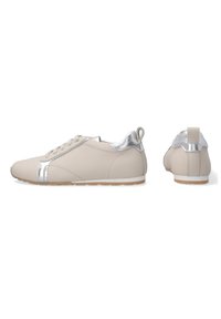 Beige leren sneakers met zilveren accenten, voorzien van een ronde neus, vetersluiting aan de voorkant en een gestructureerde achterkant. Minimalistisch ontwerp met rubberen zolen.