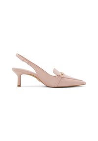 Escarpin slingback en cuir verni rose pâle avec bout pointu, talon fin et une boucle décorative en métal doré sur le devant.