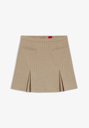 Beige broekrok met streepjes en een recht model, voorzien van zijzakken en een geplooide onderrand. Gemaakt van een gladde stof met ritssluiting.