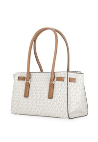 Borsa bianca con motivo MK, dettagli in pelle beige e manici doppi. Presenta una forma strutturata e una texture liscia.