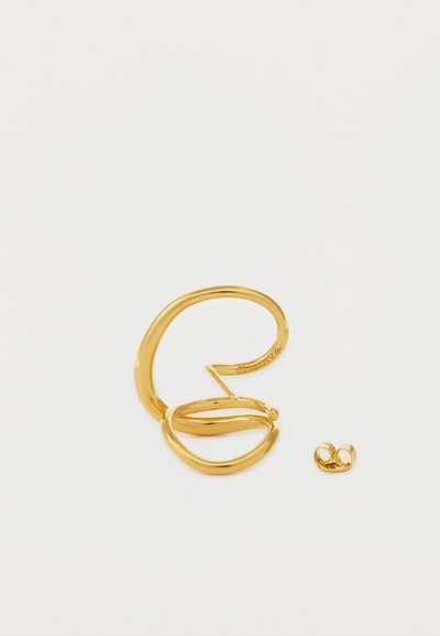 Σκουλαρίκια κρίκοι από χρυσό με ασύμμετρα σχέδια· ένα μεγάλο με λεία επιφάνεια και ένα μικρότερο στρογγυλεμένο. Απλές, κομψές μεταλλικές λεπτομέρειες.