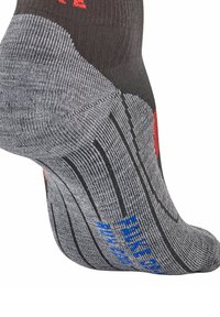 Graue Sportsocke mit dunkelgrauen Streifen, rotem Logo und blauer Schrift. Hergestellt aus strukturiertem Material mit verstärkten Zehen- und Fersenbereichen.