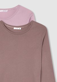 Due magliette a maniche lunghe esposte insieme. Una è rosa chiaro e l'altra è marrone mauve, entrambe con scolli rotondi.