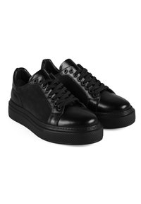 Schwarze Sneakers mit einem Obermaterial aus glattem Leder, strukturiertem Seitenpanel und Gummisohle mit gemustertem Rand. Klassisches Schnürdesign.
