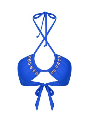 Sininen bikinitoppi, jossa on halterneck-malli; siinä on kerättyä kangasta, koristeelliset kultasävytetyt simpukkakoristeet etuosassa ja sidottu selkäosa.