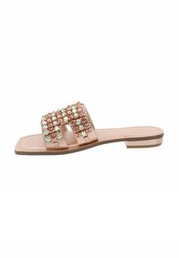 Sandalo piatto rosa con una larga fascia decorata con strass iridescenti e rosa, realizzato in materiale sintetico morbido, e con tacco basso.