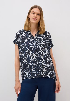 Overhemd met knoopsluiting, voorzien van een marineblauw en zwart bladerenpatroon op een witte achtergrond, korte mouwen en een ontspannen pasvorm, gemaakt van lichtgewicht stof.
