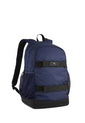 Marineblauwe Puma-rugzak met zwarte riemen, mesh zijvakken, gevoerde schouderriemen en een ritsvak als hoofdvak.