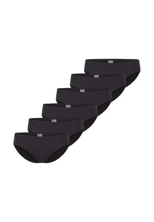 Sześć identycznych czarnych damskich majtek w stylu bikini ułożonych w linii diagonalnej na białym tle.