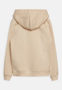 Felpa beige con una texture liscia, cappuccio con cordino e polsini a coste. Presenta una vestibilità rilassata senza loghi o motivi visibili.