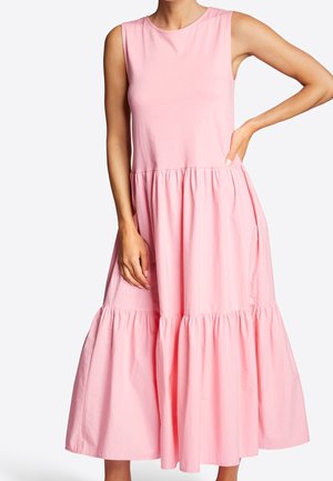 Rosa ärmelloses Kleid aus Baumwolle mit rundem Ausschnitt und ausgestelltem, mehrlagigem Rock mit Rüschen am Saum.