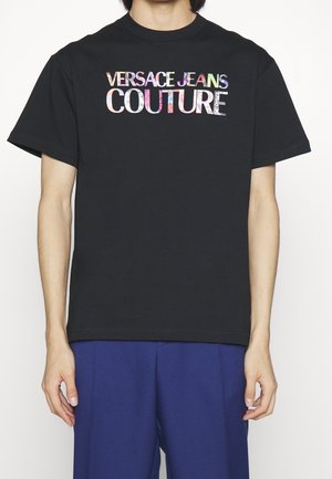 Czarny bawełniany t-shirt z multikolorowym logo "VERSACE JEANS COUTURE" na piersi w blokowym stylu. Krótkie rękawy.