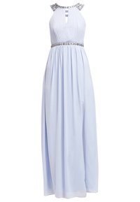 Abito maxi blu chiaro con corpino plissettato, scollatura a occhio di lumaca e vita impreziosita. Presenta maniche a cappuccio e gonna fluida. Tessuto morbido.