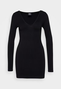 Svart ribbad långärmad klänning med djup V-ringning och figurnära silhuett mot en vit bakgrund.