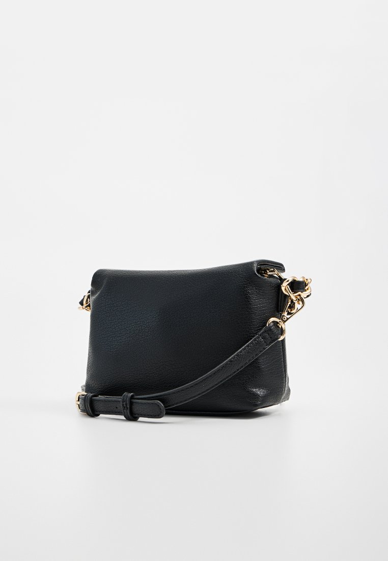 Sac bandoulière en cuir noir avec une finition texturée, des accents en métal doré, une bandoulière réglable et une forme rectangulaire compacte.