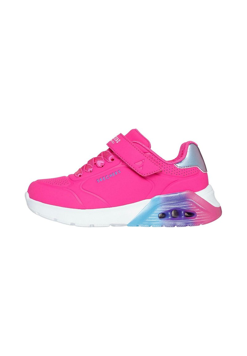 Zapatilla deportiva de color rosa brillante con parte superior de aspecto ante, cierre de cordones y tira de Velcro, suela con degradado de azul a púrpura y amortiguación de aire.