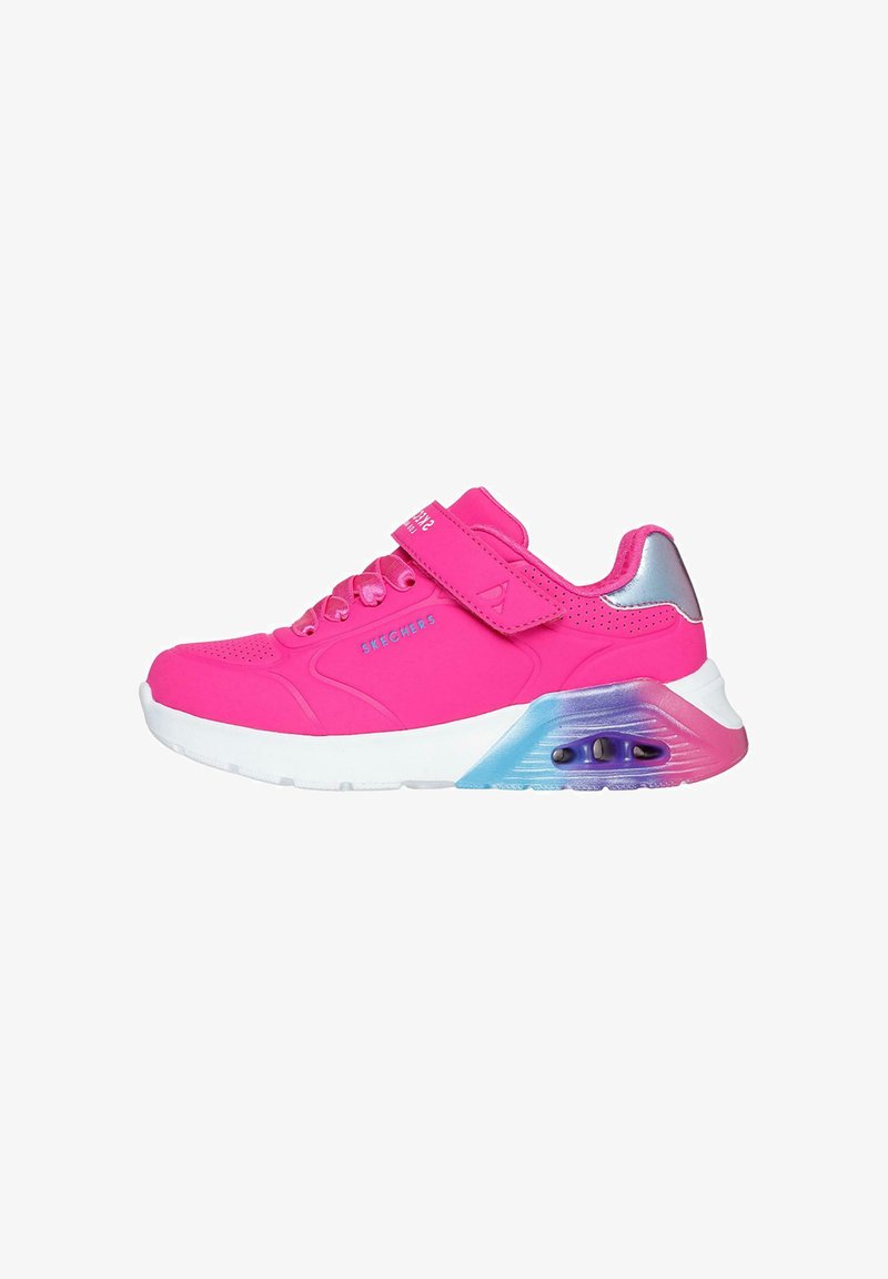 Zapatilla deportiva de color rosa brillante con parte superior de aspecto ante, cierre de cordones y tira de Velcro, suela con degradado de azul a púrpura y amortiguación de aire.