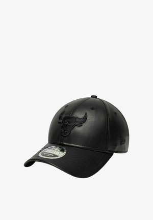 Gorra de béisbol de cuero negro con un logotipo bordado en relieve en la parte frontal, visera curva y banda interior de tela para mayor comodidad.