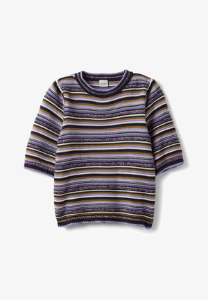 Suéter de punto de manga corta con rayas horizontales en púrpura, negro, blanco y amarillo mostaza sobre un fondo blanco.