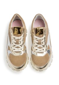 Beżowe i złote sneakersy z teksturowaną siateczką na górze, błyszczącymi metalowymi akcentami i białymi detalami. Gruba podeszwa dla dodatkowego komfortu.