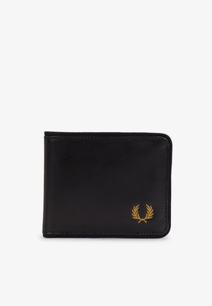 Portefeuille en cuir noir plié, logo couronne de laurier dorée dans le coin inférieur droit, fond clair uni.