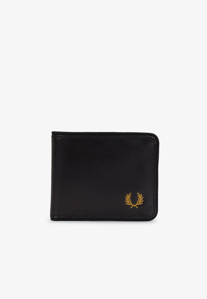Cartera de piel negra plegada, con logo de corona de laurel dorada en la esquina inferior derecha, fondo liso y claro.
