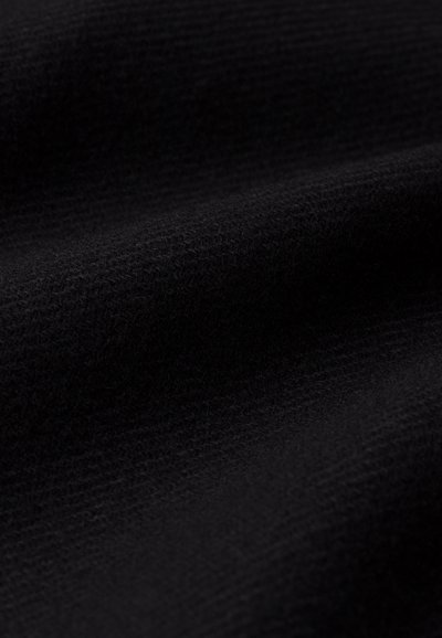 Tăietură neagră dintr-un material texturat, având un aspect moale și călduros. Materialul este probabil lână sau un amestec similar, cu o textură ușor nervată.