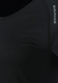 Musta urheilullinen tanktoppi, jossa on ribbikuvio ja sileä pinta, ja "ENDURANCE" -teksti painettuna olkasaumaan.