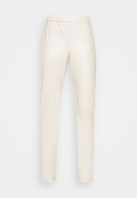 Jasno-beżowe, dopasowane spodnie o gładkiej, błyszczącej fakturze i elastycznym pasku w talii. Bez kieszeni; zwężane nogawki odpowiednie na różne okazje.