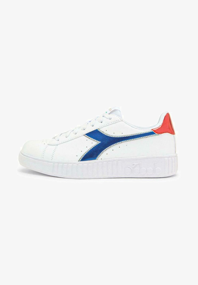 Sneaker bianco con un design a swoosh blu e un accento rosso sul tallone. Presenta una suola bianca testurizzata e lacci rotondi su una parte superiore liscia.