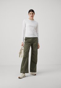 Calvin Klein NANO LOGO SLIM - Ilgarankovis viršutinės dalies drabužis - bright white