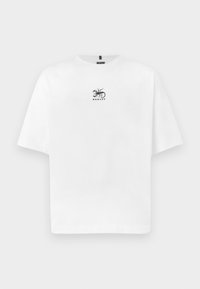 Hvid kortærmet t-shirt lavet af bomuld med rund hals, prydet med et sort broderet skorpionlogo og brandnavn.