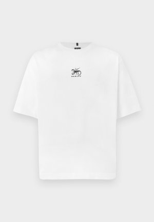 Hvid kortærmet t-shirt lavet af bomuld med rund hals, prydet med et sort broderet skorpionlogo og brandnavn.