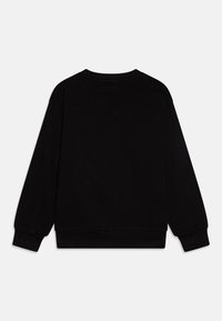 Sudadera negra con mangas largas, cuello redondo y puños y dobladillo de canalé. Textura suave sin logotipos ni patrones visibles.