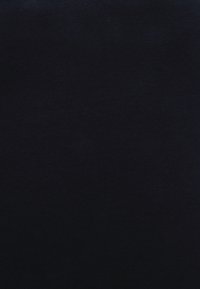 Tissu bleu marine foncé avec une texture lisse et un léger éclat, présentant un design uni sans motifs ni accents visibles.