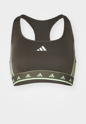Sport-BH aus dunkelbraunem Stoff mit glatter Textur. Mit einer hellgrünen Einfassung und Akzenten, einem dreieckigen Logomuster und Racerback-Design.
