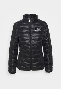 Svart kabeledd zip-up jacka med hög krage och vit "EA7 Emporio Armani" logotyp på vänster bröst.