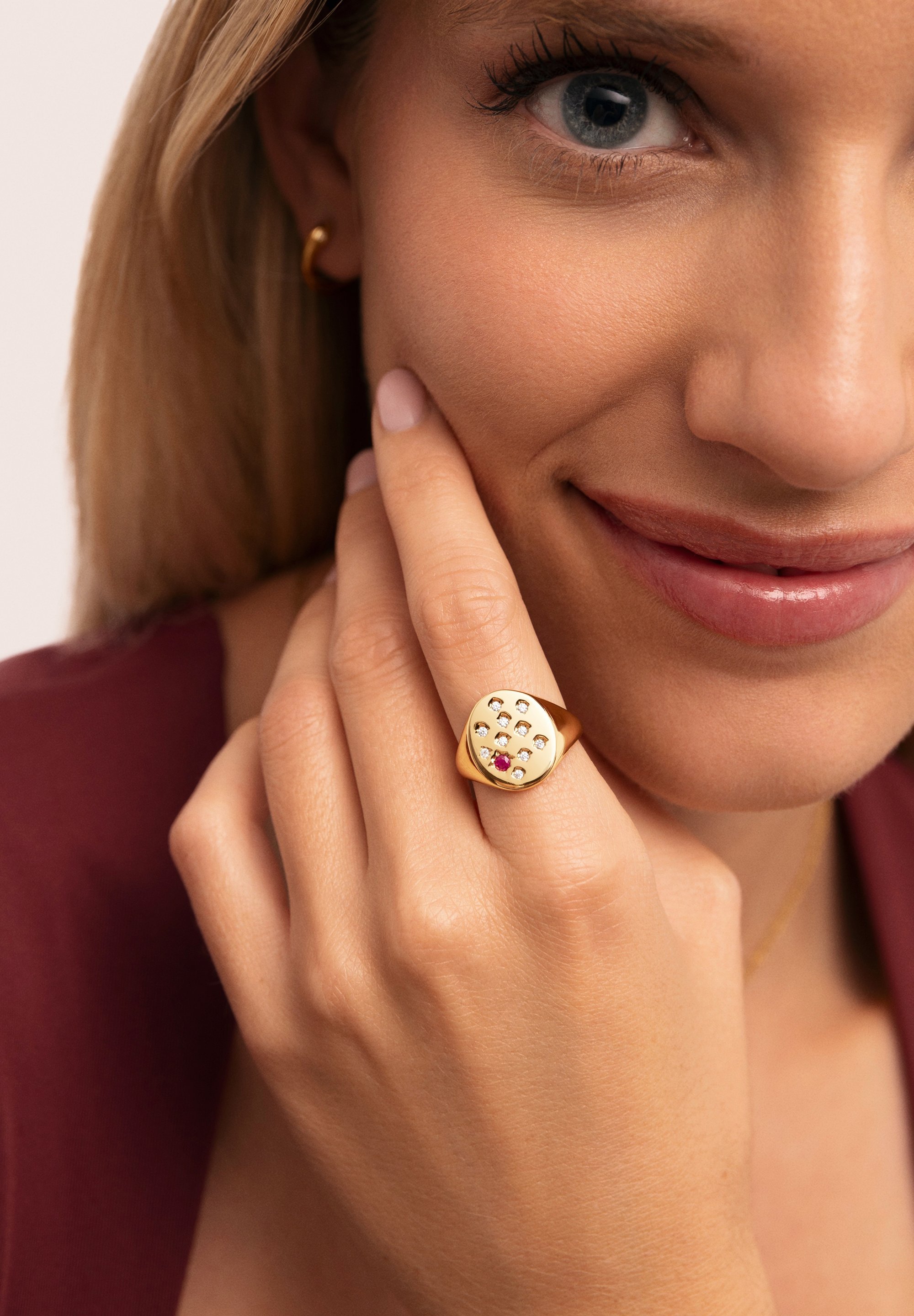 Sold Price: Een stalen en 18-kt gouden damespolshorloge met witte