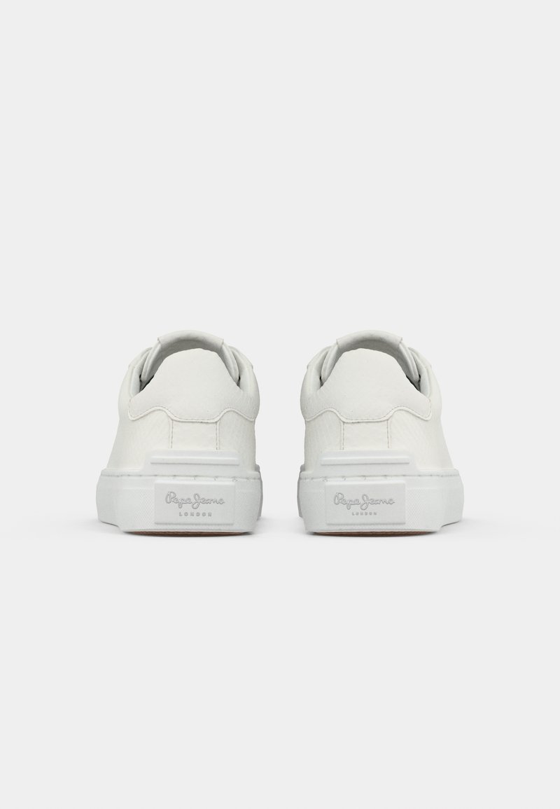 Zapatillas blancas con un upper texturizado, punta redondeada y suela plana de goma. Presenta un sutil logotipo en el talón y una pestaña de talón cosida.