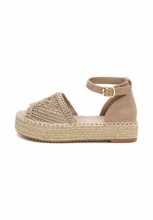 Sandalía de cuña de esparto en color beige con parte superior trenzada, correa para el tobillo y suela de yute texturizada. Diseño de punta abierta con intrincados detalles tejidos.