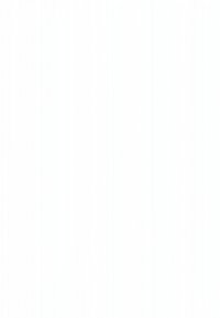 Dve ženski se smehljata in si segata v roke v svetli pisarni z velikimi okni in prenosnim računalnikom na mizi.